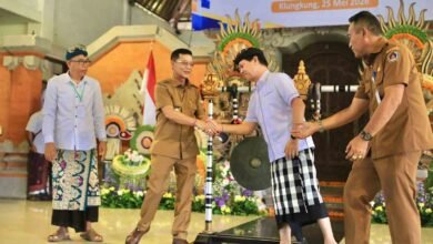 Bupati Klungkung I Made Satria membuka Musda Dekopinda di Semarapura