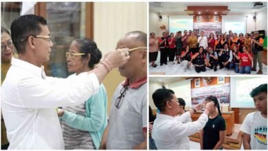 Bupati Klungkung I Made Satria menyerahkan bantuan kacamata gratis PT Glouryoung International