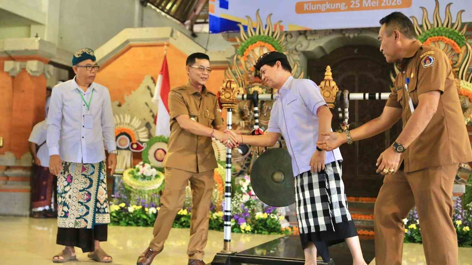Bupati Klungkung I Made Satria membuka Musda Dekopinda di Semarapura