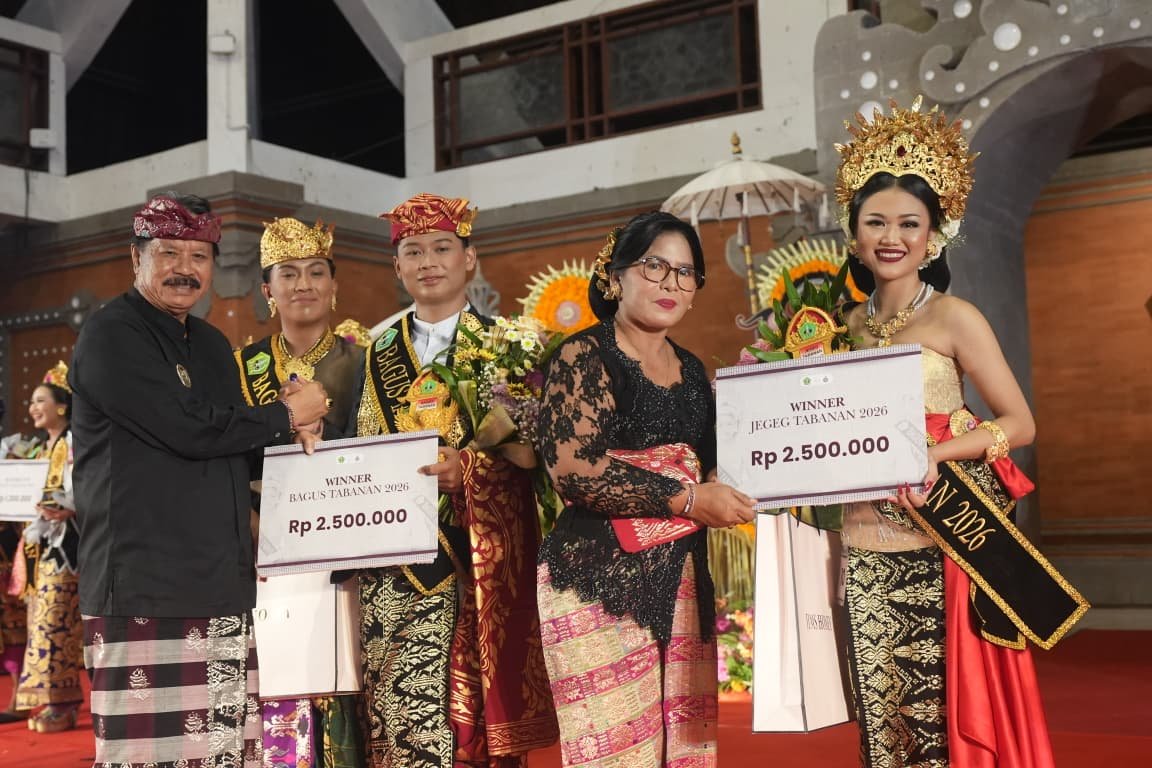 Foto: Penobatan Jegeg Maha dan Bagus Wikrama sebagai pemenang utama Jegeg Bagus Tabanan 2026.
