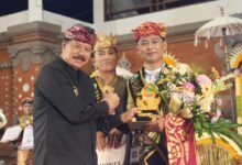Foto: Penobatan Jegeg Maha dan Bagus Wikrama sebagai pemenang utama Jegeg Bagus Tabanan 2026.