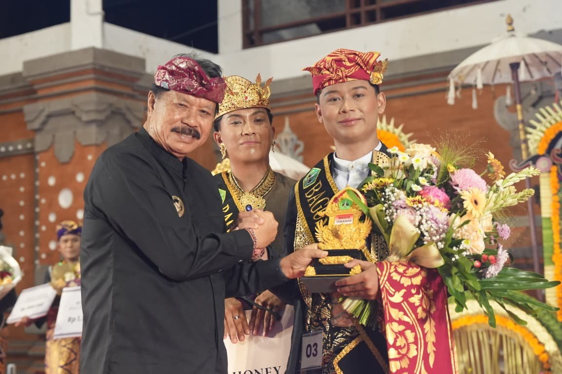 Foto: Penobatan Jegeg Maha dan Bagus Wikrama sebagai pemenang utama Jegeg Bagus Tabanan 2026.