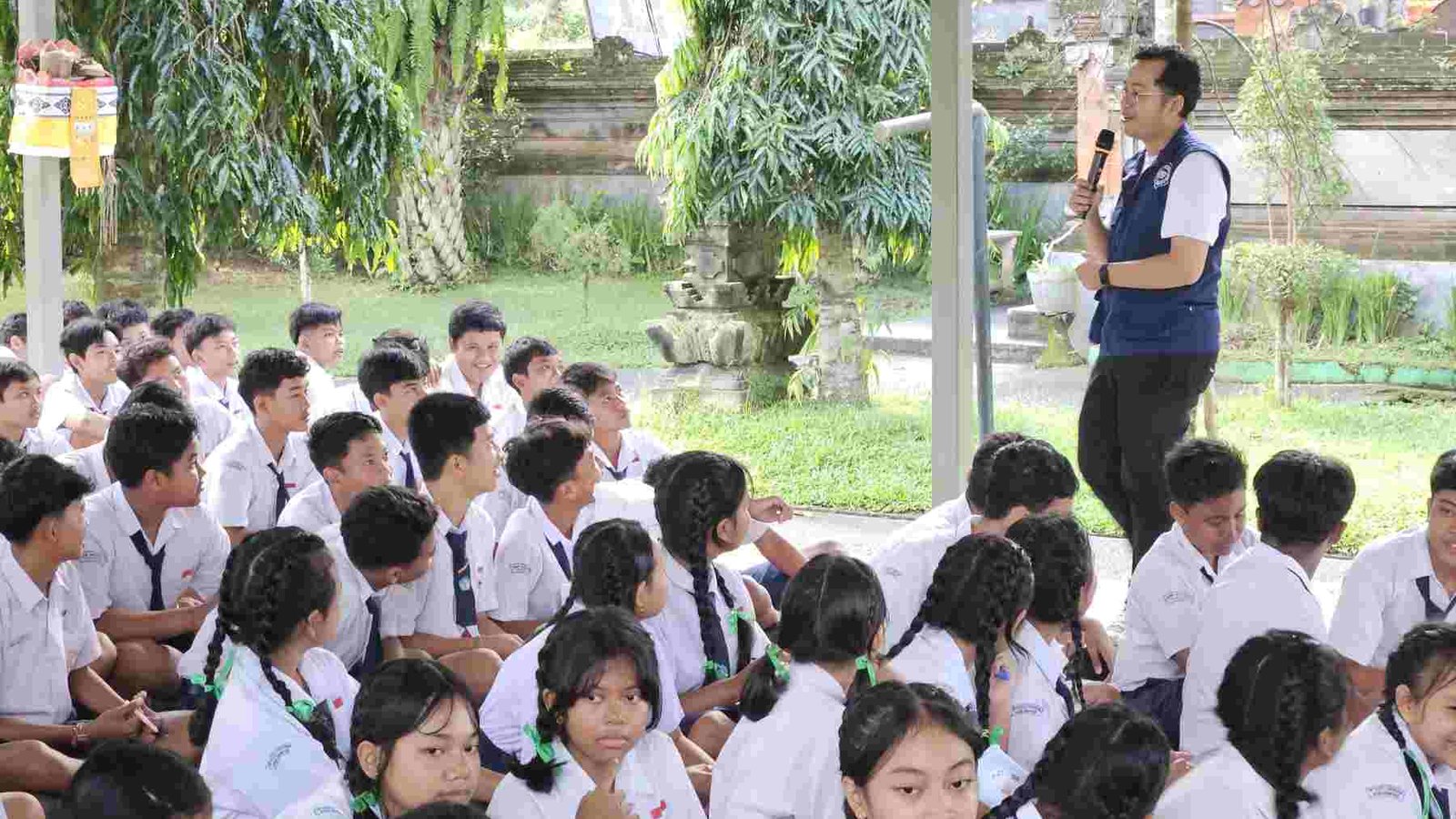 Diskominfo Gianyar menggelar sosialisasi Sekolah Aman Digital di SMPN 3 Tampaksiring