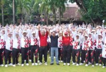 Wakil Bupati Gianyar Anak Agung Gde Mayun melepas kontingen atlet Porjar Bali 2026 di Taman Maheswara