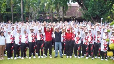 Wakil Bupati Gianyar Anak Agung Gde Mayun melepas kontingen atlet Porjar Bali 2026 di Taman Maheswara