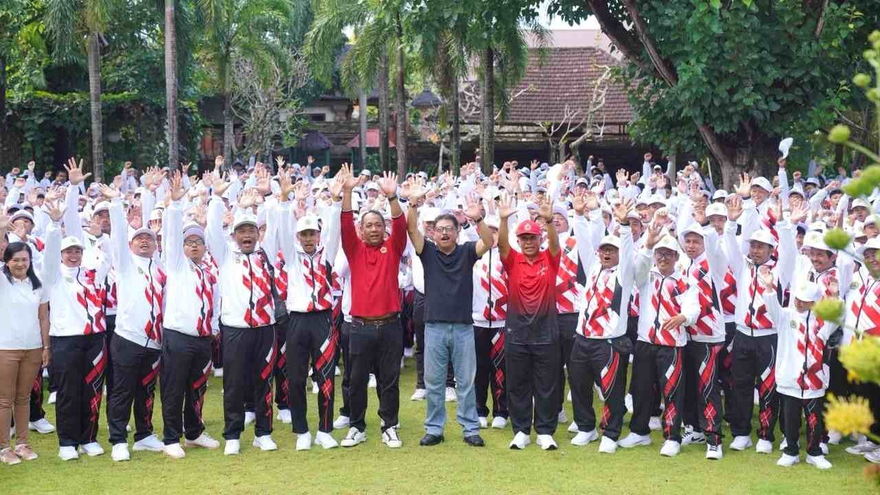 Wakil Bupati Gianyar Anak Agung Gde Mayun melepas kontingen atlet Porjar Bali 2026 di Taman Maheswara