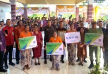 Bupati Jembrana I Made Kembang Hartawan meluncurkan inovasi Banjar Smart Hub di Warnasari Kelod