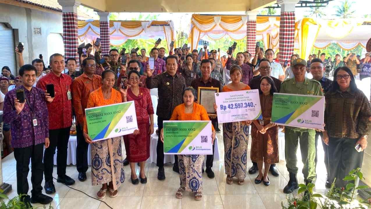 Bupati Jembrana I Made Kembang Hartawan meluncurkan inovasi Banjar Smart Hub di Warnasari Kelod