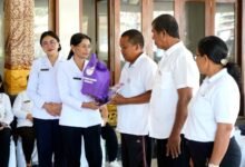 Ketua TP Posyandu Klungkung Ny Eva Satria menghadiri aksi sosial di Kecamatan Dawan