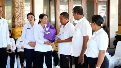 Ketua TP Posyandu Klungkung Ny Eva Satria menghadiri aksi sosial di Kecamatan Dawan
