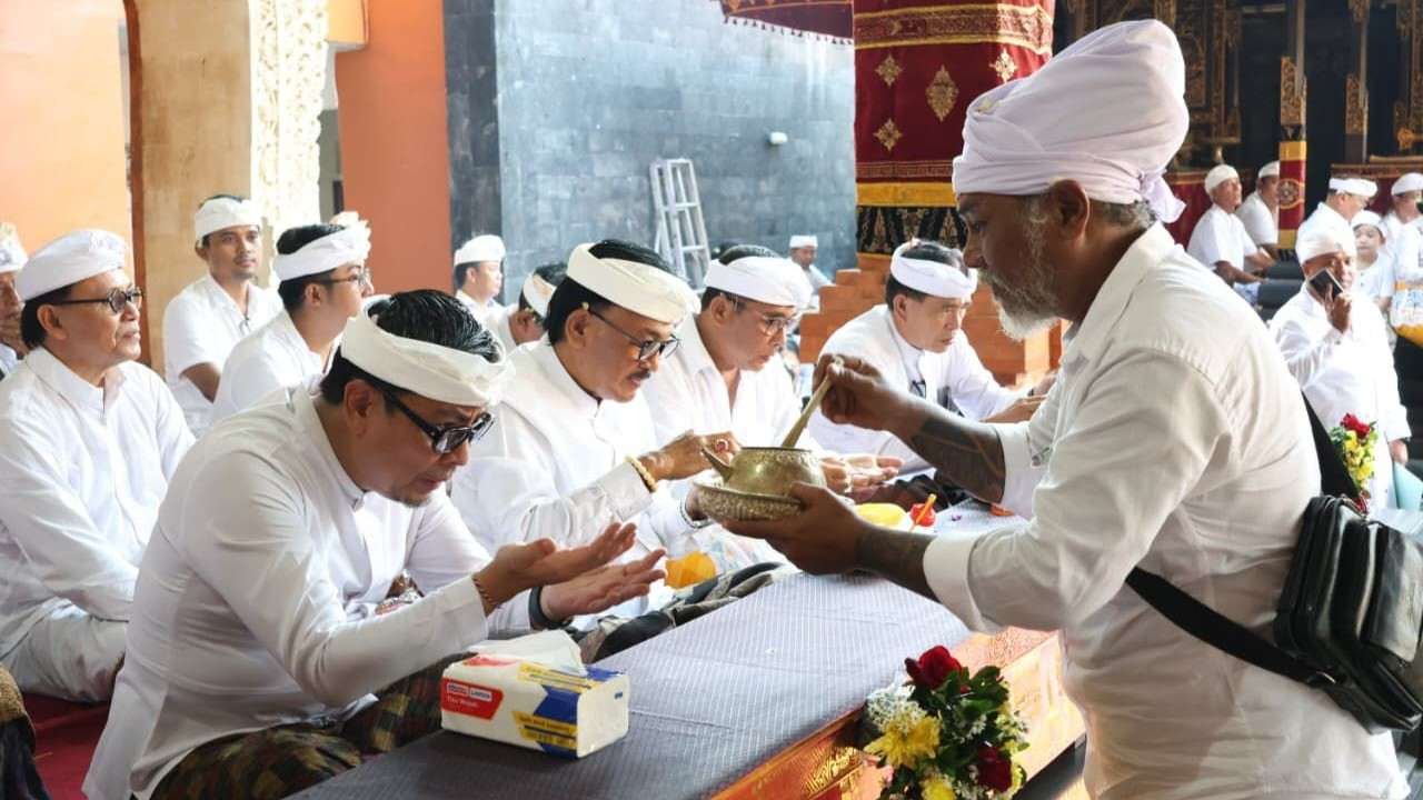 Wawali Arya Wibawa menghadiri upacara pemelaspasan Bale Kulkul Banjar Bun Denpasar