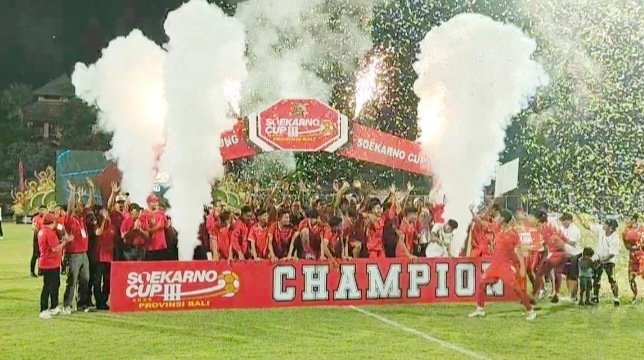 Penutupan dan penyerahan hadiah Soekarno Cup III regional Bali di Stadion Ngurah Rai Denpasar