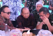 KSAD Maruli Simanjuntak (kanan) usai meninjau lokasi pilot project pirolisis sampah di Bali