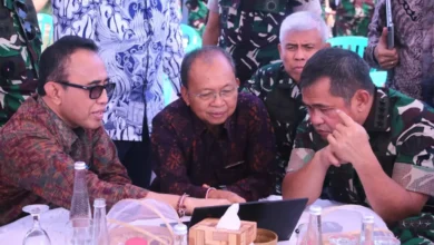 KSAD Maruli Simanjuntak (kanan) usai meninjau lokasi pilot project pirolisis sampah di Bali