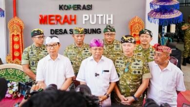Bupati Badung Adi Arnawa dampingi Gubernur Bali Wayan Koster ikuti peresmian 1061 KDKMP secara virtual di Mengwi.