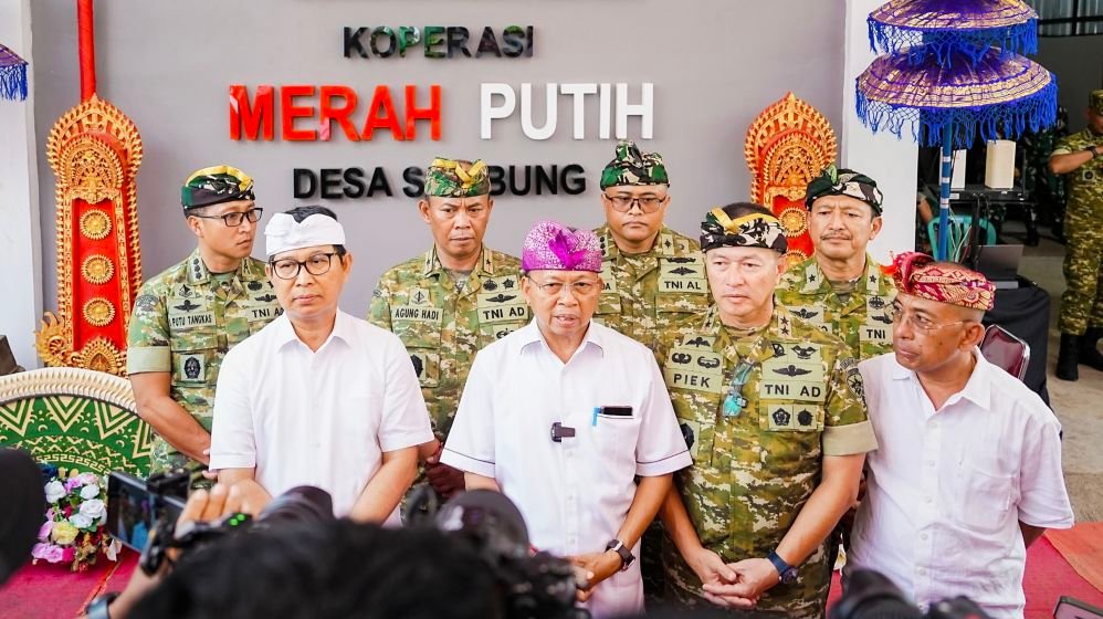Bupati Badung Adi Arnawa dampingi Gubernur Bali Wayan Koster ikuti peresmian 1061 KDKMP secara virtual di Mengwi.