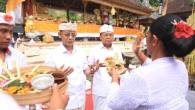 Bupati Klungkung I Made Satria mendampingi Gubernur Wayan Koster di Nusa Penida