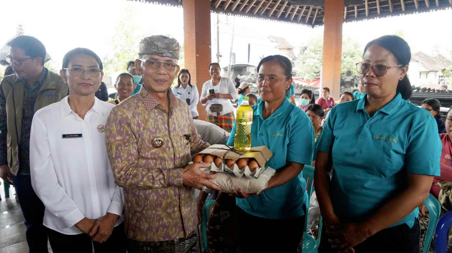 Bupati Klungkung I Made Satria pimpin penyaluran bantuan pangan dan Posyandu Serentak di Desa Aan