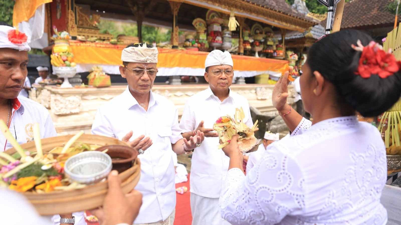 Bupati Klungkung I Made Satria mendampingi Gubernur Wayan Koster di Nusa Penida