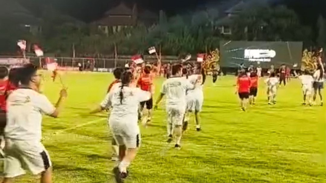 Anak-anak Down Syndrome menjadi pendamping pemain di final Soekarno Cup III Bali