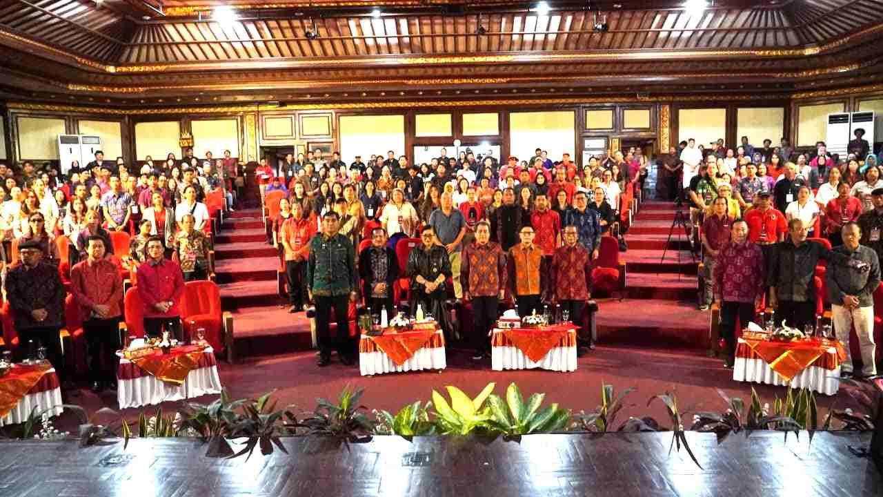 Putri Koster menyoroti peredaran kain endek Troso di Bali
