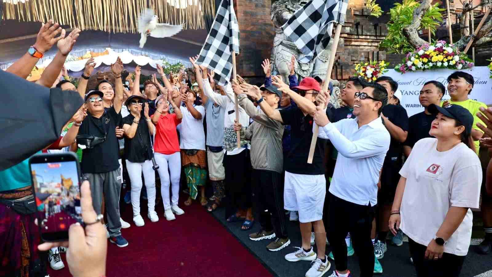 Wawali Arya Wibawa melepas peserta Fun Walk HUT ke-40 Pasemetonan WASIAT