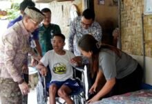 Bupati Klungkung I Made Satria menyerahkan bantuan kursi roda dan sembako kepada warga disabilitas dan lansia