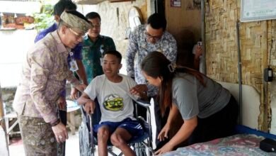 Bupati Klungkung I Made Satria menyerahkan bantuan kursi roda dan sembako kepada warga disabilitas dan lansia