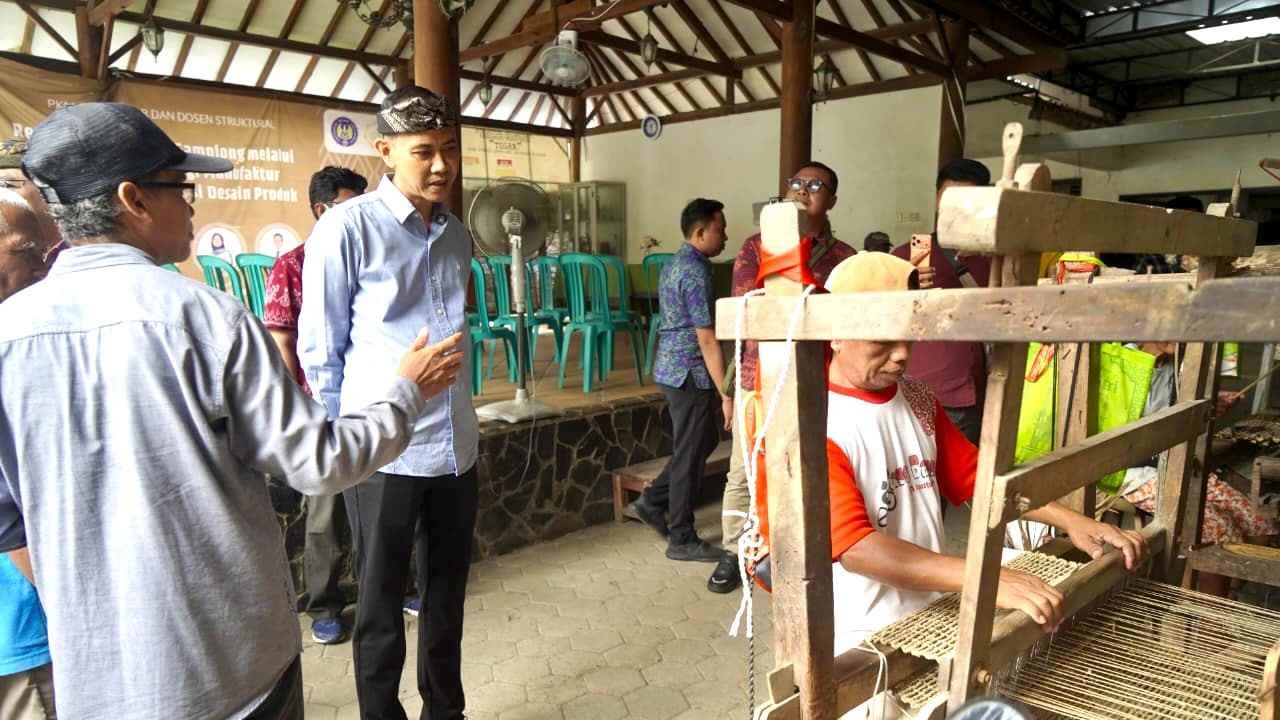 Wabup Klungkung Tjok Surya mengunjungi Sentra Tenun Gamplong di Sleman