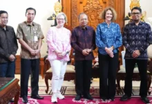 Gubernur Koster menyerahkan buku Haluan Pembangunan Bali 100 Tahun kepada World Bank foto pilihan redaksi mata dewata