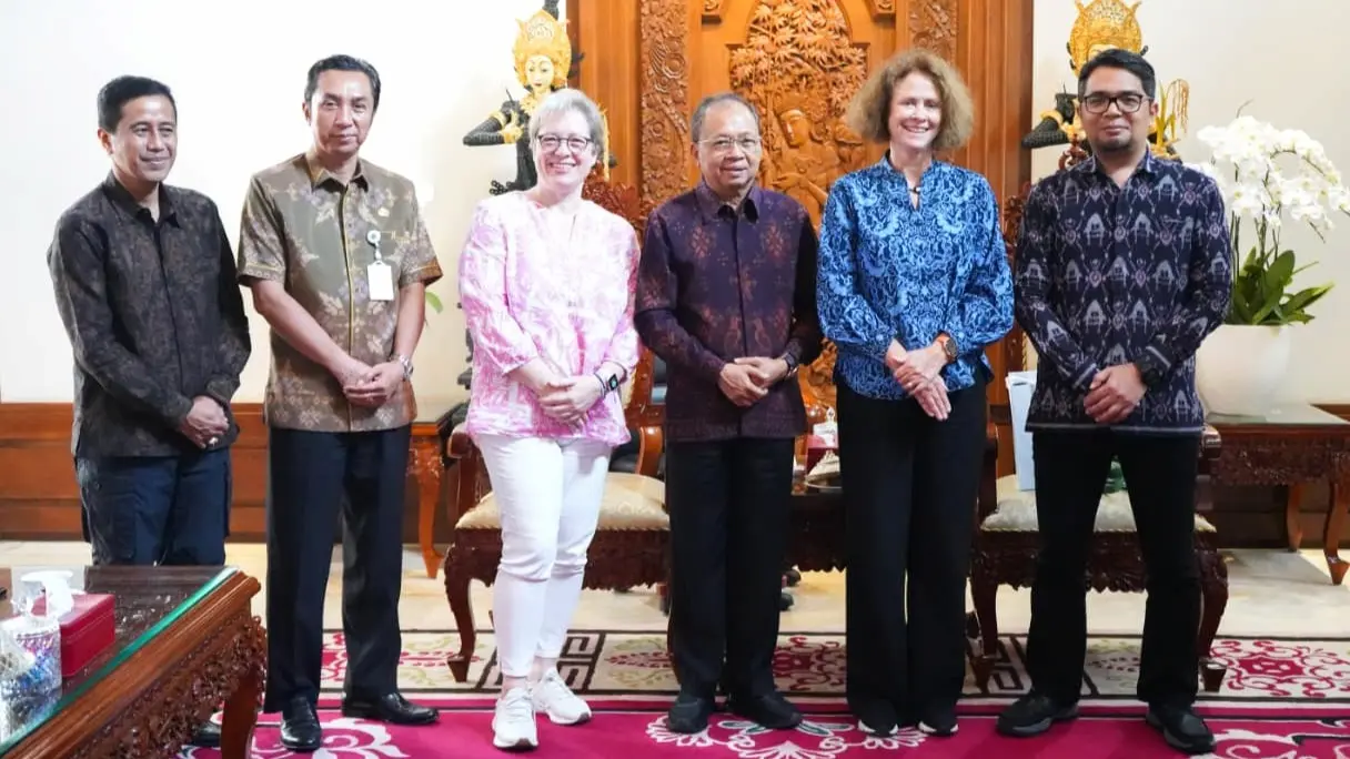 Gubernur Koster menyerahkan buku Haluan Pembangunan Bali 100 Tahun kepada World Bank foto pilihan redaksi mata dewata