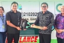 Bank BPD Bali menyerahkan bantuan satu unit ambulans kepada Yayasan Shri Kesari Warmadewa untuk operasional RSU Warmadewa Gianyar.