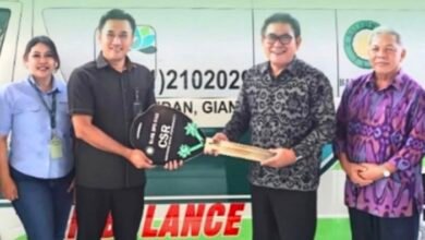Bank BPD Bali menyerahkan bantuan satu unit ambulans kepada Yayasan Shri Kesari Warmadewa untuk operasional RSU Warmadewa Gianyar.
