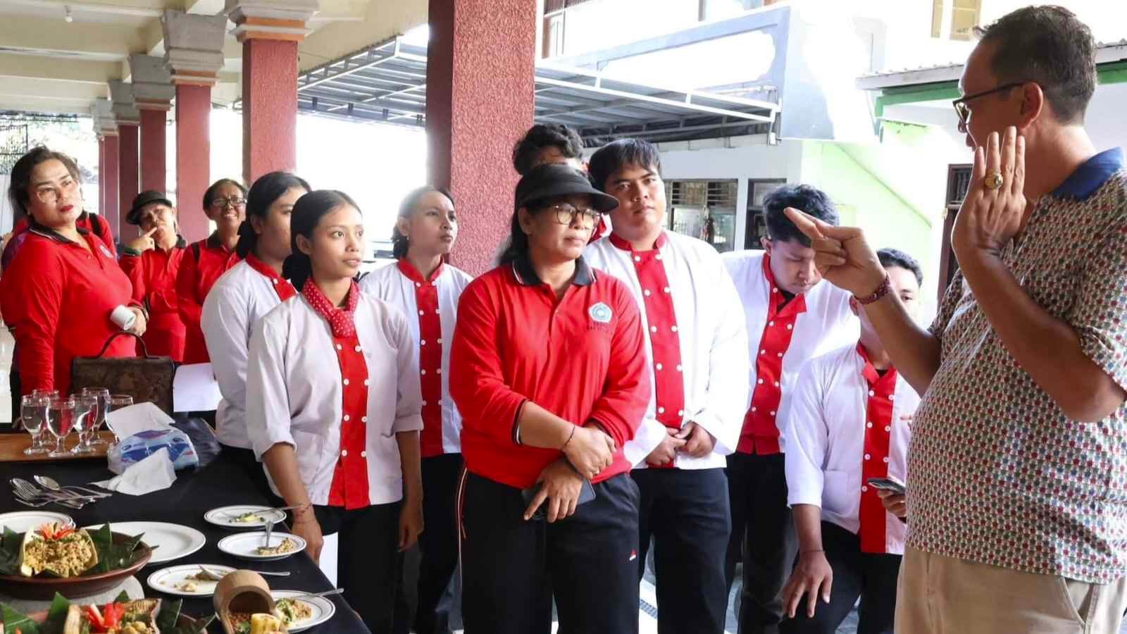 Ny. Budiasih Dirga mewakili Ketua TP PKK Tabanan hadiri pembinaan lomba HKG PKK Bali di SMK Saraswati 3 Tabanan
