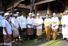 Bupati Wayan Adi Arnawa bersama Wabup Bagus Alit Sucipta menghadiri Upacara Ngeratep dan Melaspas Ida Betara di Pura Dalem Suargan, Banjar Kedewatan, Desa Bongkasa