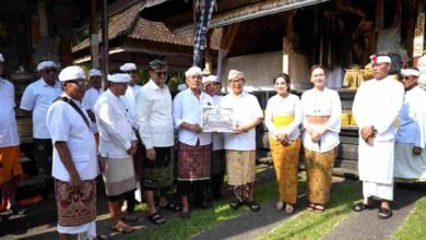 Bupati Wayan Adi Arnawa bersama Wabup Bagus Alit Sucipta menghadiri Upacara Ngeratep dan Melaspas Ida Betara di Pura Dalem Suargan, Banjar Kedewatan, Desa Bongkasa