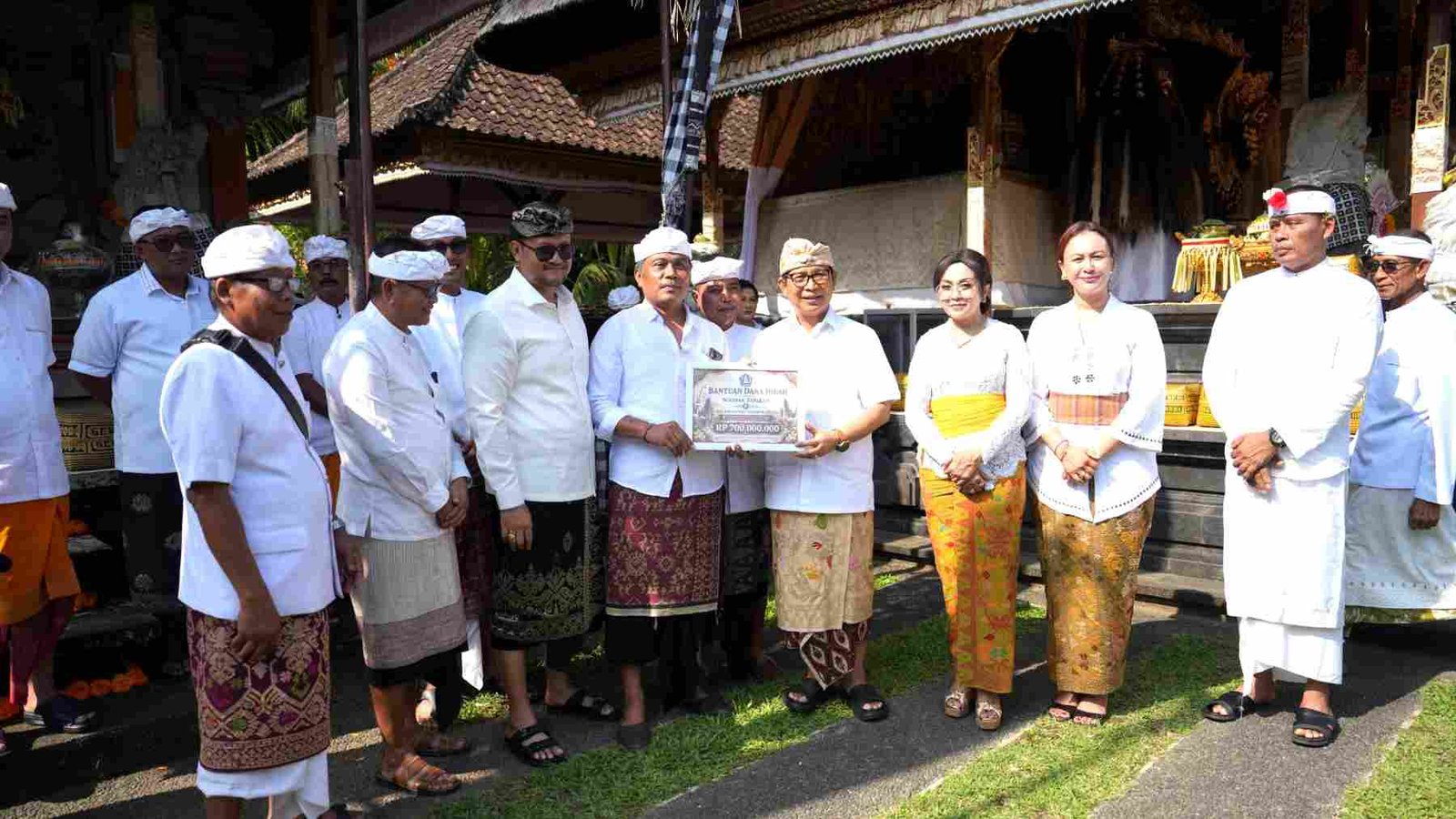 Bupati Wayan Adi Arnawa bersama Wabup Bagus Alit Sucipta menghadiri Upacara Ngeratep dan Melaspas Ida Betara di Pura Dalem Suargan, Banjar Kedewatan, Desa Bongkasa