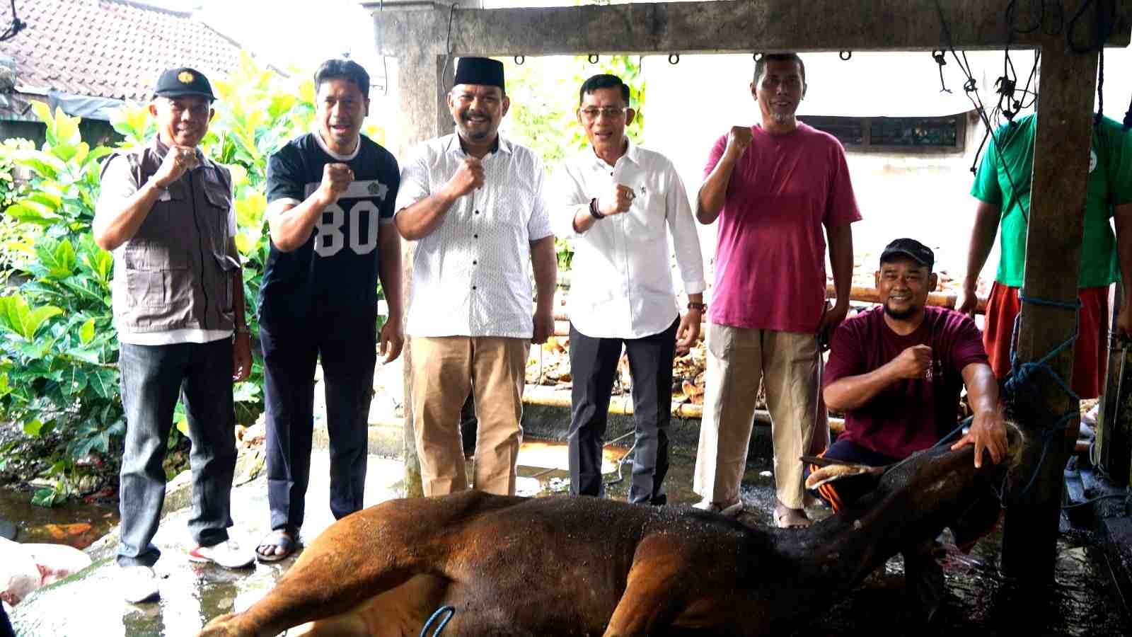 Bupati Klungkung I Made Satria menyerahkan bantuan sapi kurban Presiden di RPH Kali Unda