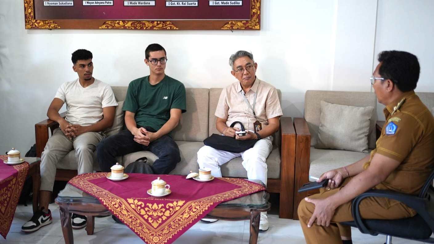 Mahasiswa Prancis dan ITB STIKOM Bali melakukan riset desa digital di Punggul Badung