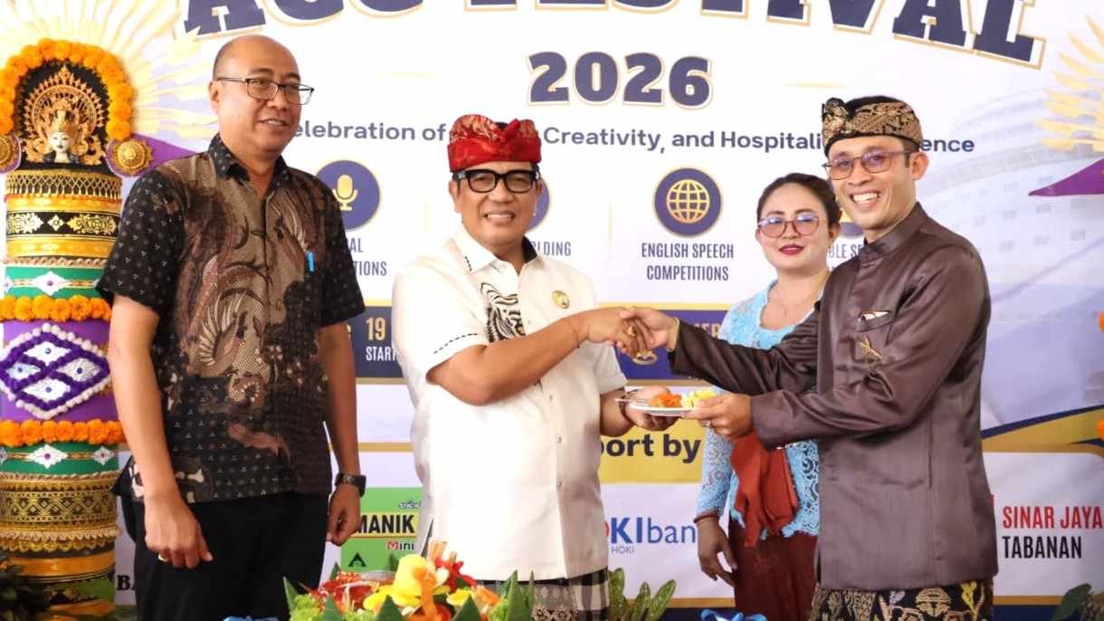 Foto: Bupati Tabanan, Komang Gede Sanjaya meresmikan gedung baru LPK American Cruise College.