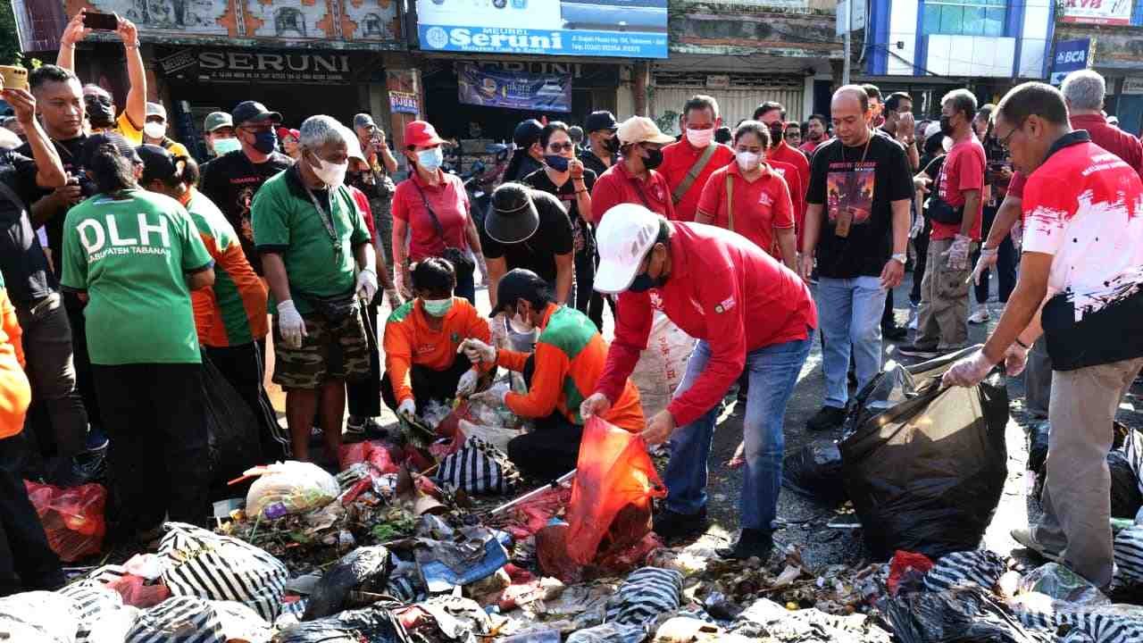 Ratusan ASN Pemkab Tabanan menggelar aksi bersih-bersih sampah di kawasan kota