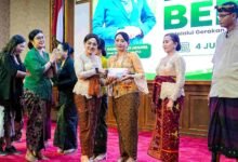 Ketua TP PKK Badung Rasniathi Adi Arnawa serahkan paket ramah lingkungan dalam sosialisasi Badung Peduli Residu