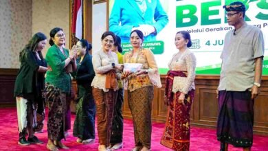 Ketua TP PKK Badung Rasniathi Adi Arnawa serahkan paket ramah lingkungan dalam sosialisasi Badung Peduli Residu