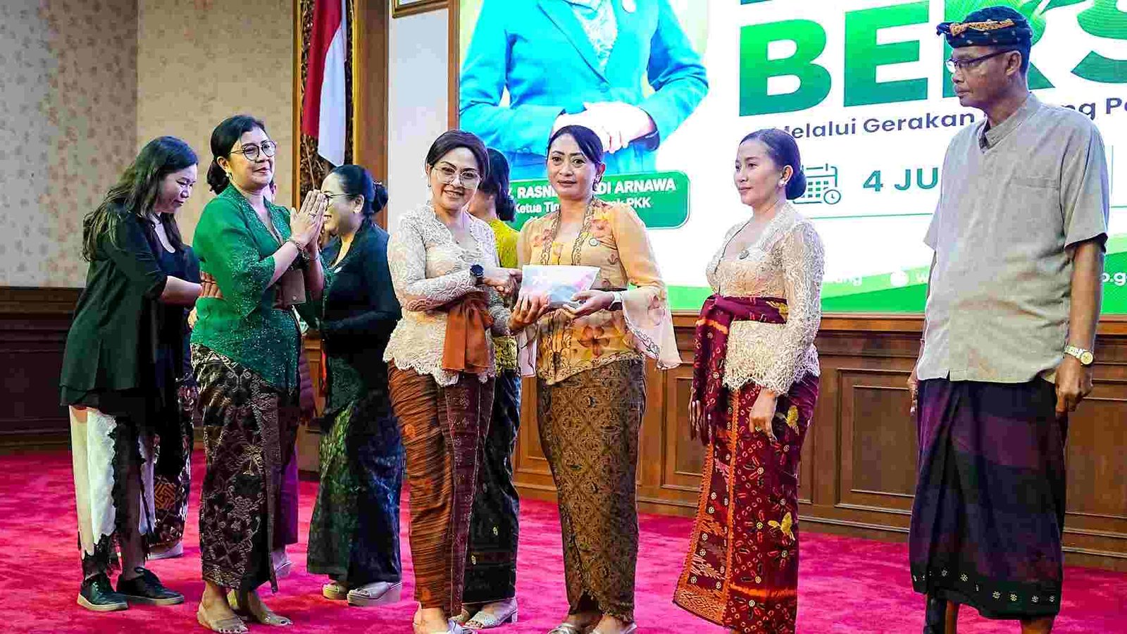 Ketua TP PKK Badung Rasniathi Adi Arnawa serahkan paket ramah lingkungan dalam sosialisasi Badung Peduli Residu
