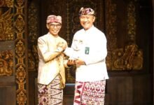Direktur Kepatuhan Bank BPD Bali Wayan Sutela Negara menerima penghargaan Golden Champion di Denpasar Bali