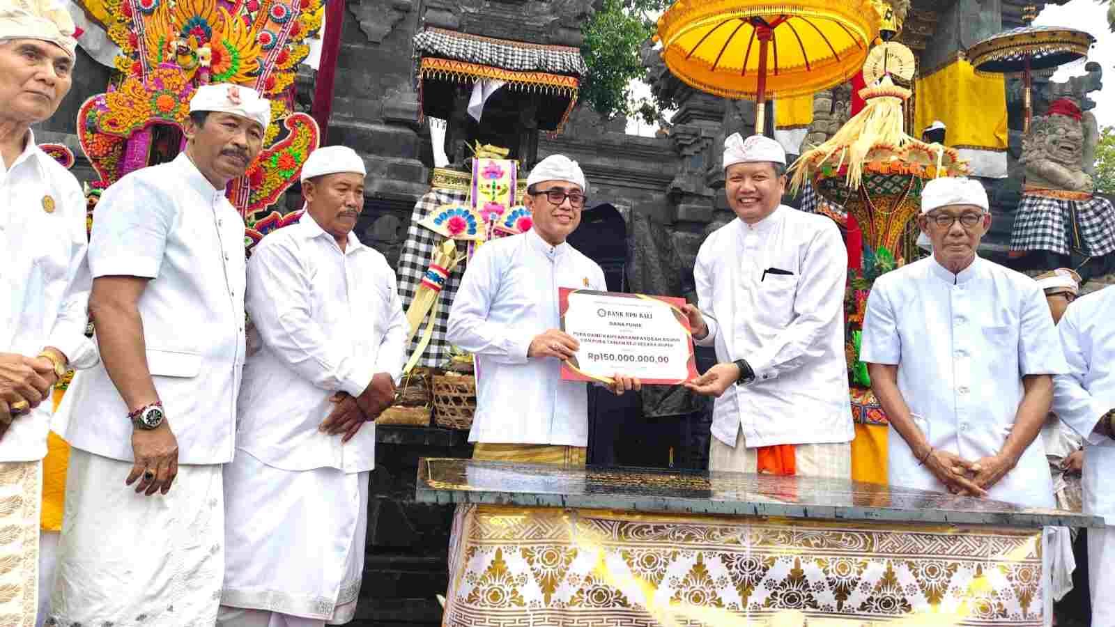 Bank BPD Bali salurkan bantuan untuk upacara keagamaan di Pura Dang Kahyangan Segara Rupek Buleleng