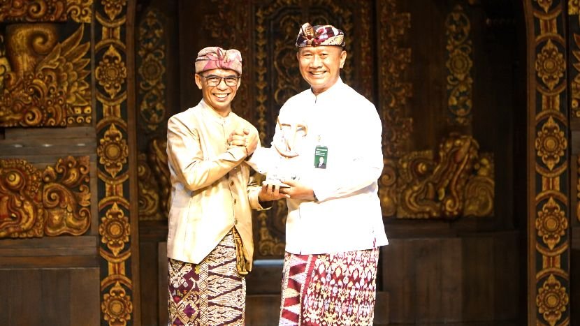 Direktur Kepatuhan Bank BPD Bali Wayan Sutela Negara menerima penghargaan Golden Champion di Denpasar Bali