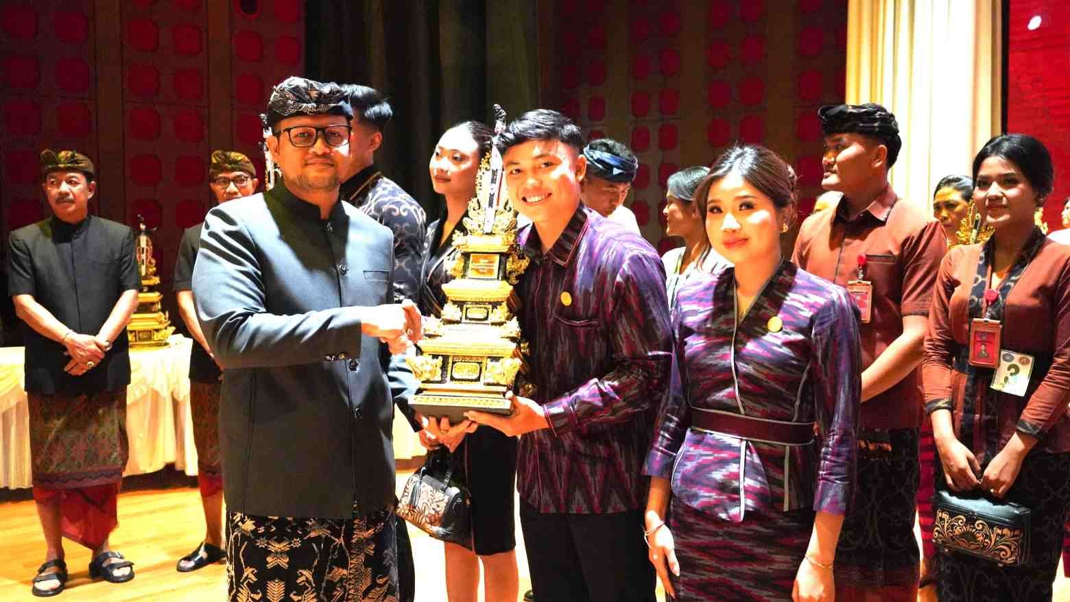 Wabup Bagus Alit Sucipta (kiri)