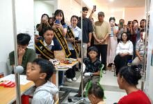 Ketua TP PKK Badung Rasniathi Adi Arnawa menghibur pasien anak dalam kegiatan CEMARA di RSD Mangusada