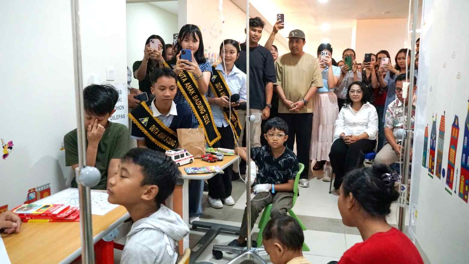 Ketua TP PKK Badung Rasniathi Adi Arnawa menghibur pasien anak dalam kegiatan CEMARA di RSD Mangusada
